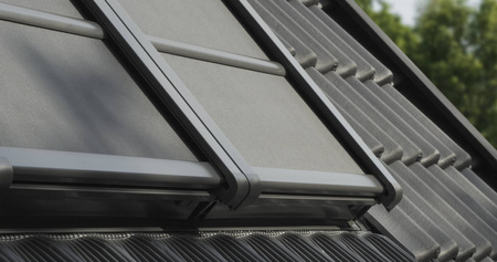 Markizy zaciemniające VELUX SSS sterowane solarnie 