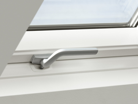 Okna dachowe VELUX GLU 0064B z dolnym otwieraniem, pakietem 3-szybowym z powłoką łatwozmywalną oraz redukcją szumu deszczu, oblachowanie zewnętrzne w kolorze RAL 7043