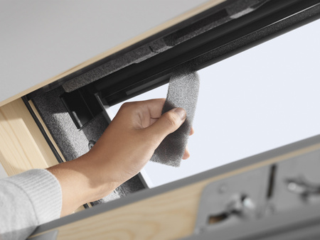 Okna dachowe VELUX GLL 1064 z górnym otwieraniem, pakietem 3-szybowym z powłoką łatwozmywalną oraz redukcją szumu deszczu, oblachowanie zewnętrzne w kolorze RAL 7043 (szarografitowy)