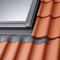 Kołnierze uszczelniające VELUX EDZ 1000 z izolacją przeciwwilgociową BFX, do pokryć niskoprofilowanych, w kolorze RAL 7043 (szarografitowy)