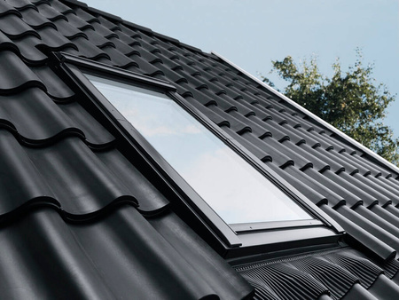 Kup mnie w pakiecie! Okno dachowe VELUX GLL MK08 1061B z kołnierzem EDW 0000 do pokryć falistych, w kolorze RAL 7043 (szarografitowy)