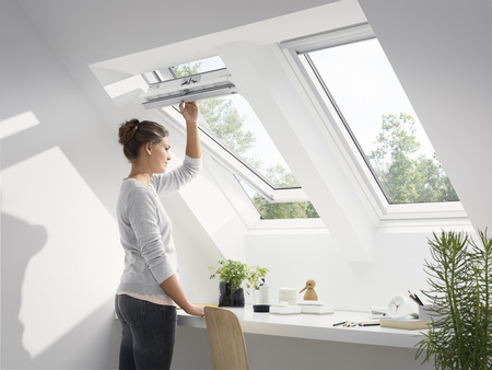 Okna dachowe VELUX GLU 0064 z górnym otwieraniem, pakietem 3-szybowym z powłoką łatwozymwalną oraz redukcją szumu deszczu, oblachowanie zewnętrzne w kolorze RAL 7043 (szarografitowy)