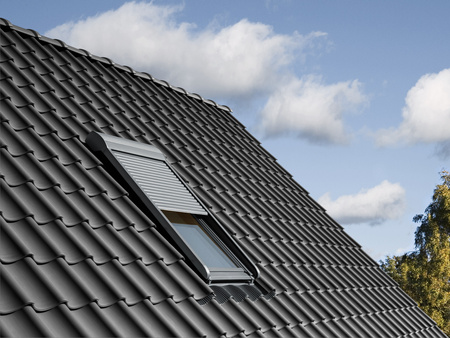 Roleta zewnętrzna VELUX SML 0000, sterowana elektrycznie z napędem 24V, w kolorze RAL 7043 (szarografitowy)