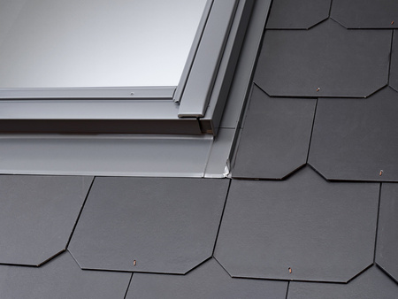 Kołnierze uszczelniające VELUX EDS 2000 z systemem ciepłego montażu BDX, do pokryć płaskich, w kolorze RAL 7043 (szarografitowy)
