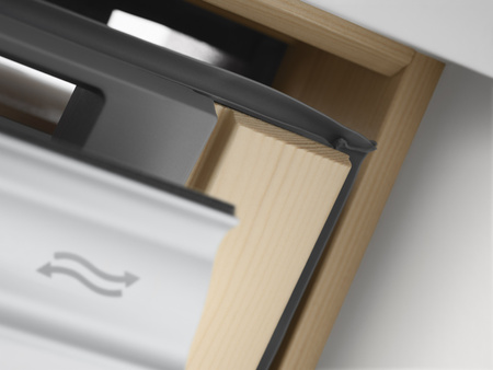 Okna dachowe VELUX GLL 1064 z górnym otwieraniem, pakietem 3-szybowym z powłoką łatwozmywalną oraz redukcją szumu deszczu, oblachowanie zewnętrzne w kolorze RAL 7043 (szarografitowy)