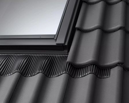 Kołnierze uszczelniające VELUX EDW 2500 z systemem ciepłego montażu BDX, do pokryć wysokoprofilowanych, w kolorze RAL 9005 (czarny)