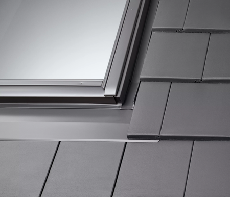 Kołnierze uszczelniające do zespoleń VELUX EKT 2003M do dachówki płaskiej, element skrajny prawy z regulowaną rynną zespalającą a=10-16 cm, w kolorze RAL 7043 (szarografitowy)
