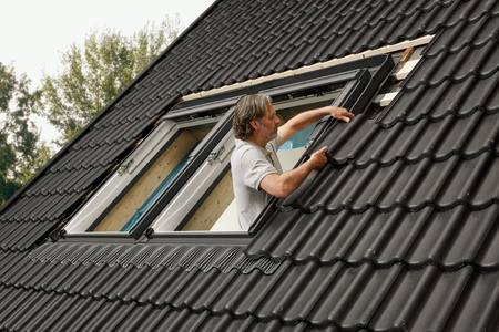 Kołnierze uszczelniające do zespoleń VELUX EKW 1021M do pokryć profilowanych, dwa okna obok siebie z regulowaną rynną zespalającą a=10-16 cm, w kolorze RAL 7043 (szarografitowy)