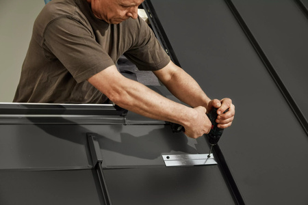 Kołnierze uszczelniające do zespoleń VELUX EKQ 2003M do blachy na rąbek, element skrajny prawy z regulowaną rynną zespalającą a=10-16 cm, w kolorze RAL 7043 (szarografitowy)