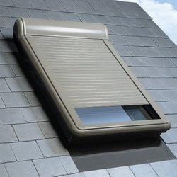 Roleta zewnętrzna FAKRO ARZ Z-WAVE, sterowana elektrycznie z napędem 15V, w kolorze RAL 7022 (szarobrązowy)