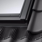 Kołnierze uszczelniające VELUX EDW 2500 z systemem ciepłego montażu BDX, do pokryć wysokoprofilowanych, w kolorze RAL 9005 (czarny)