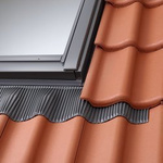 Kołnierze uszczelniające VELUX EDW 2000 z systemem ciepłego montażu BDX, do pokryć wysokoprofilowanych, w kolorze RAL 7043 (szarografitowy)