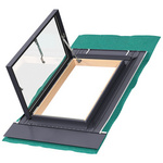 Wyłazy dachowe FAKRO WGU-X GREENVIEW z kołnierzem uniwersalnym do pokryć płaskich i profilowanych, z oblachowaniem zewnętrznym w kolorze RAL 7016 (antracyt)