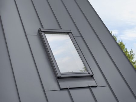 Okna dachowe VELUX GLU 0064B dolne otwieranie, pakiet 3-szybowy z redukcją hałasu zewnętrznego i powłoką łatwozmywalną