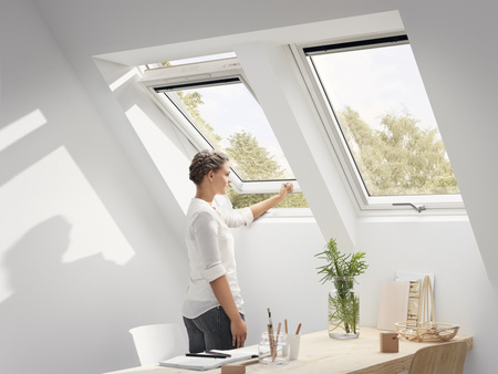Pakiet okno VELUX GLU 0061B z dolnym otwieraniem + markiza MHL + kołnierz EDW 2000